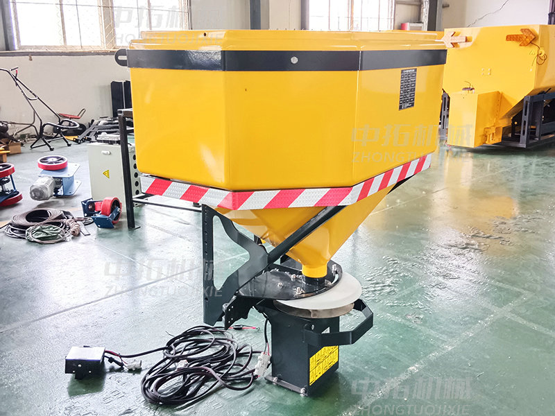 小型車載撒布機 (6).jpg